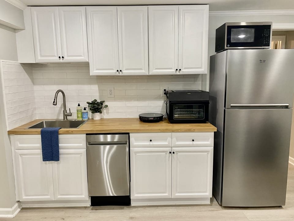 Countertop oven fits 9x13 pan, dishwasher, full fridge, inductive hotplate...