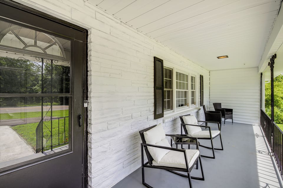Front Porch w/ Seating
