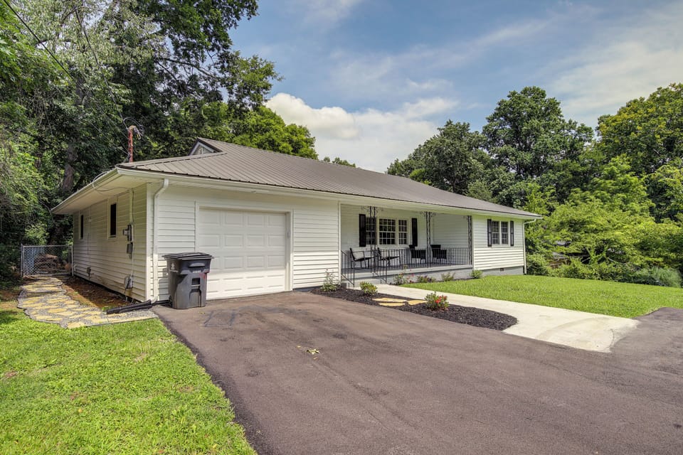 Exterior | Parking | Garage (1 Vehicle) | Driveway (4 Vehicles)