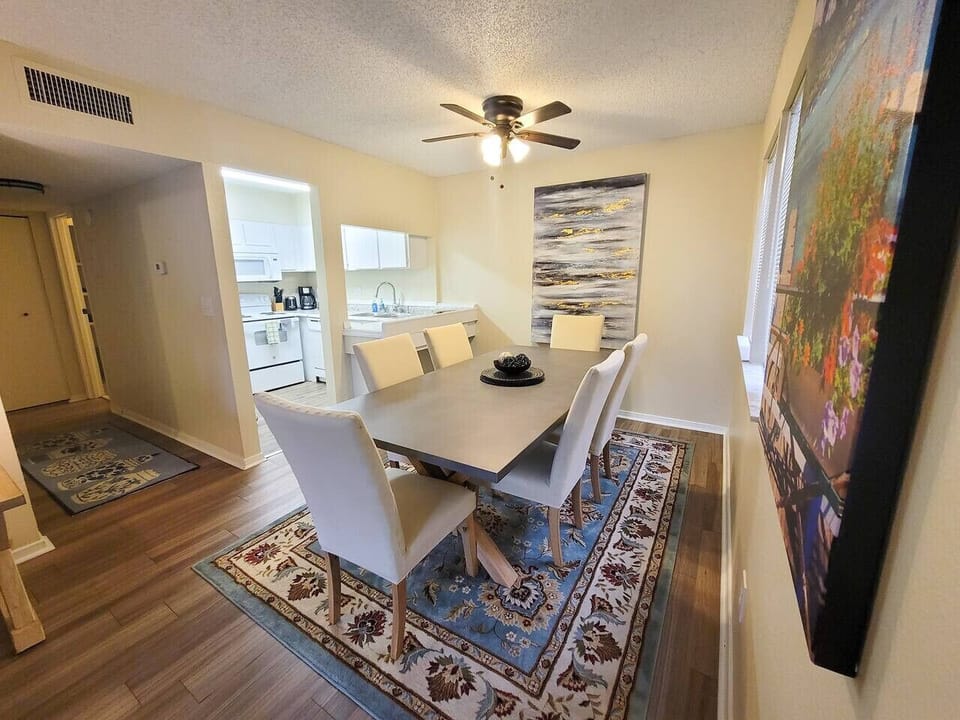 Onyx Dining table with seating for 6