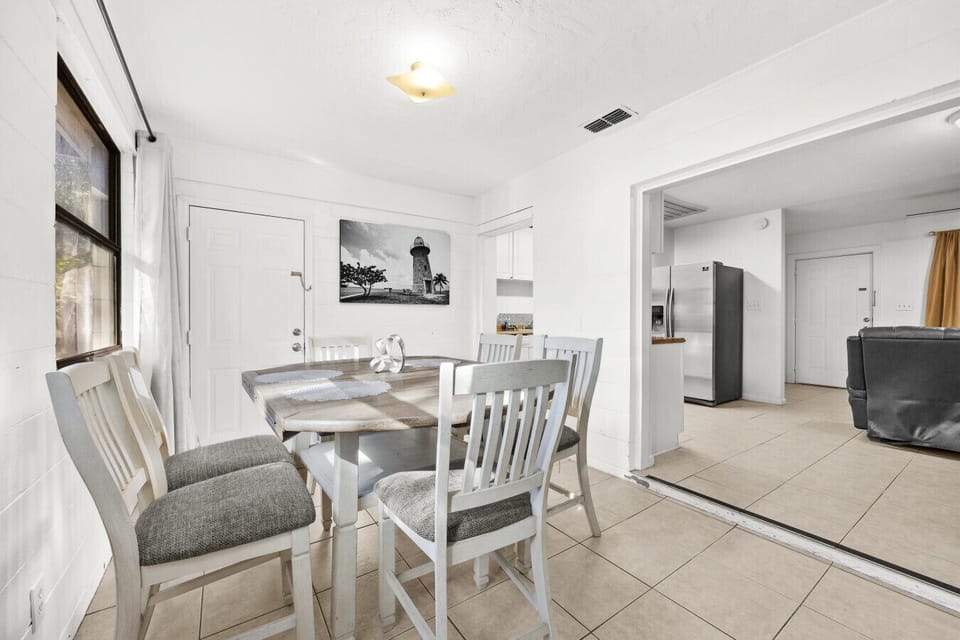 Bright dining area for 6
