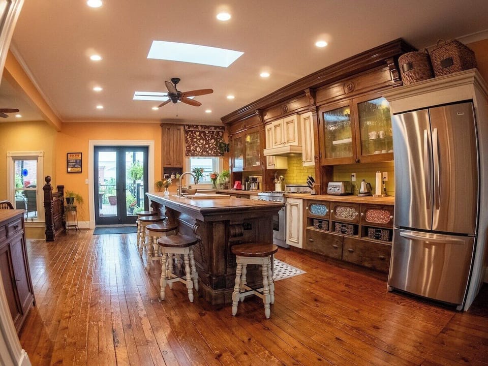 huge island/gourmet kitchen