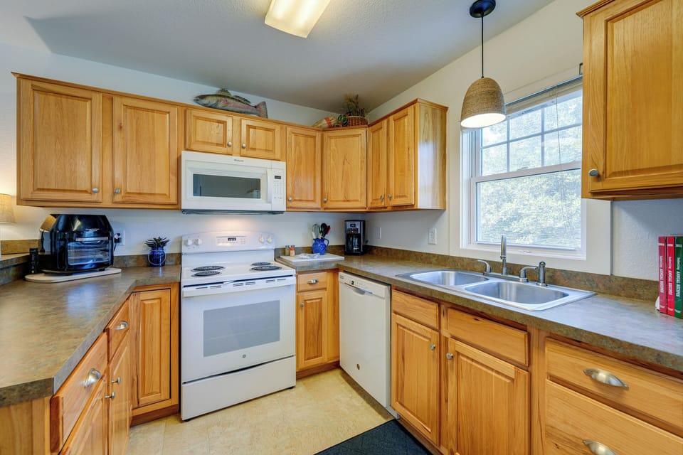 Kitchen | Free WiFi | Keyless Entry | Dishware & Flatware