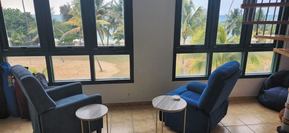 2 easy chair recliners with great views of beach and ocean. Or reverse to see TV