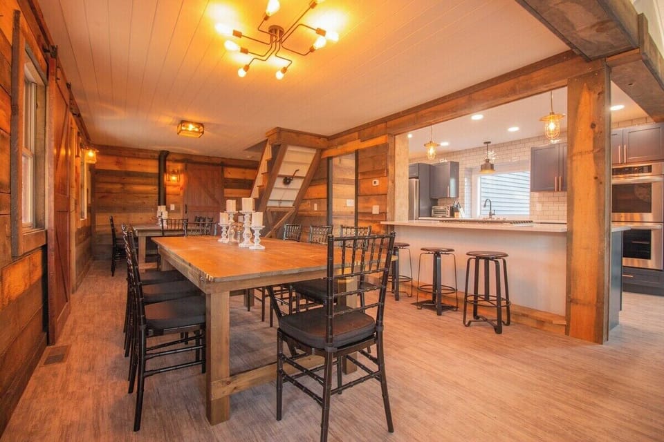 Seating for 16 in the dining room