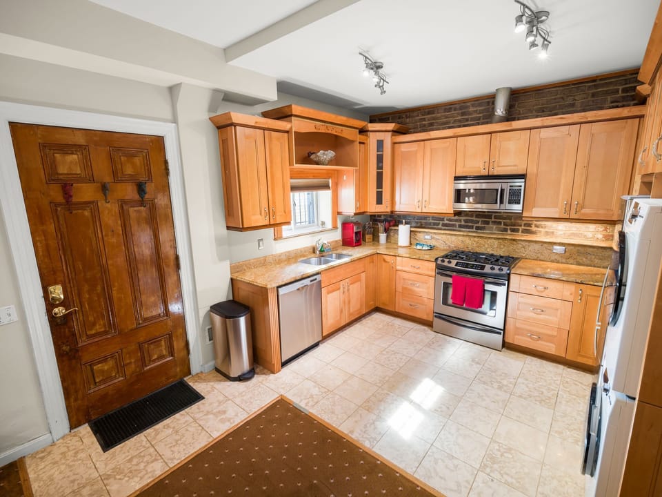Huge open kitchen with gas cooktop