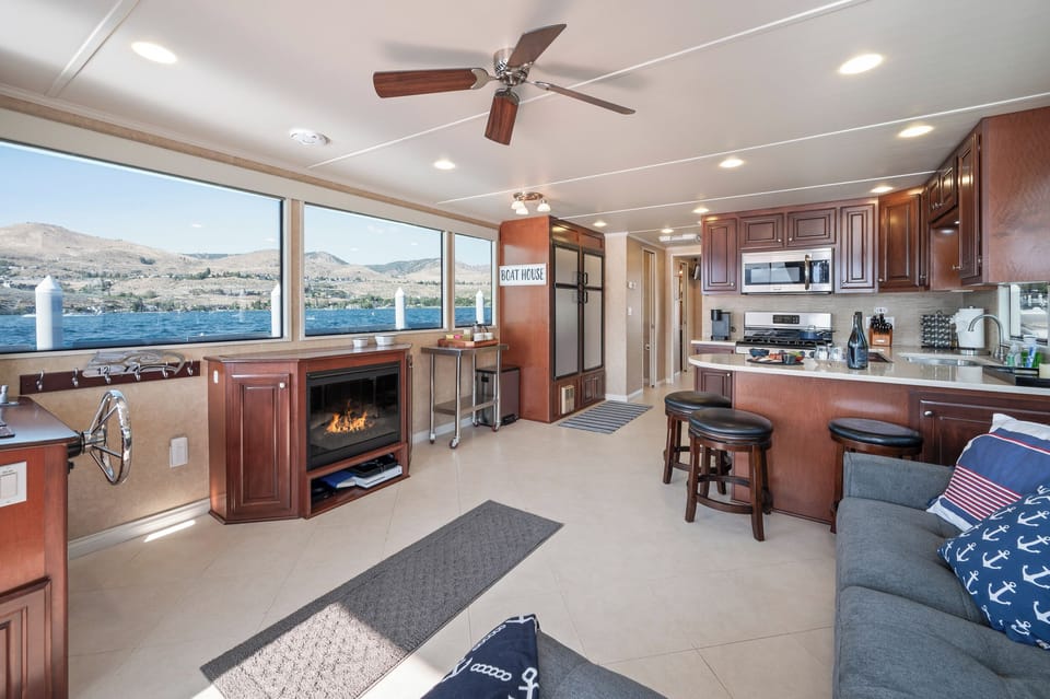 Open and private stationary houseboat with A/C