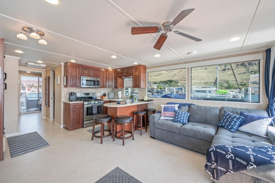 Open and private stationary houseboat with A/C