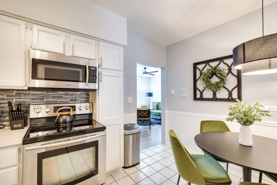 Kitchen | Dishware & Flatware | Ice Maker | Stove/Oven