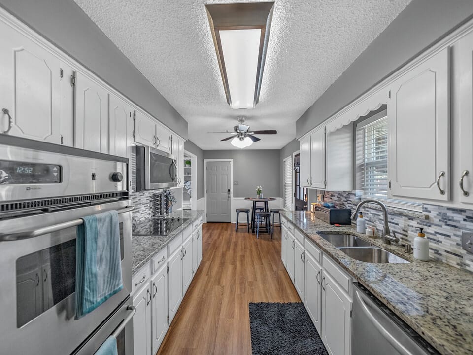 Ample space to cook and entertain! 