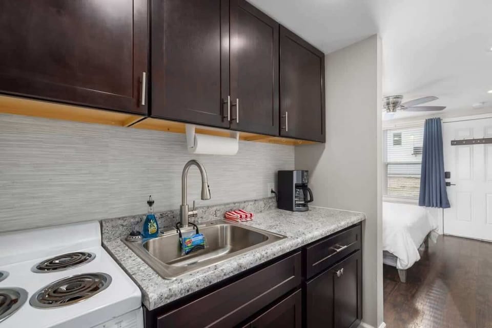 Kitchenette with Oven, Stove, Fridge/Freezer, Coffee Maker