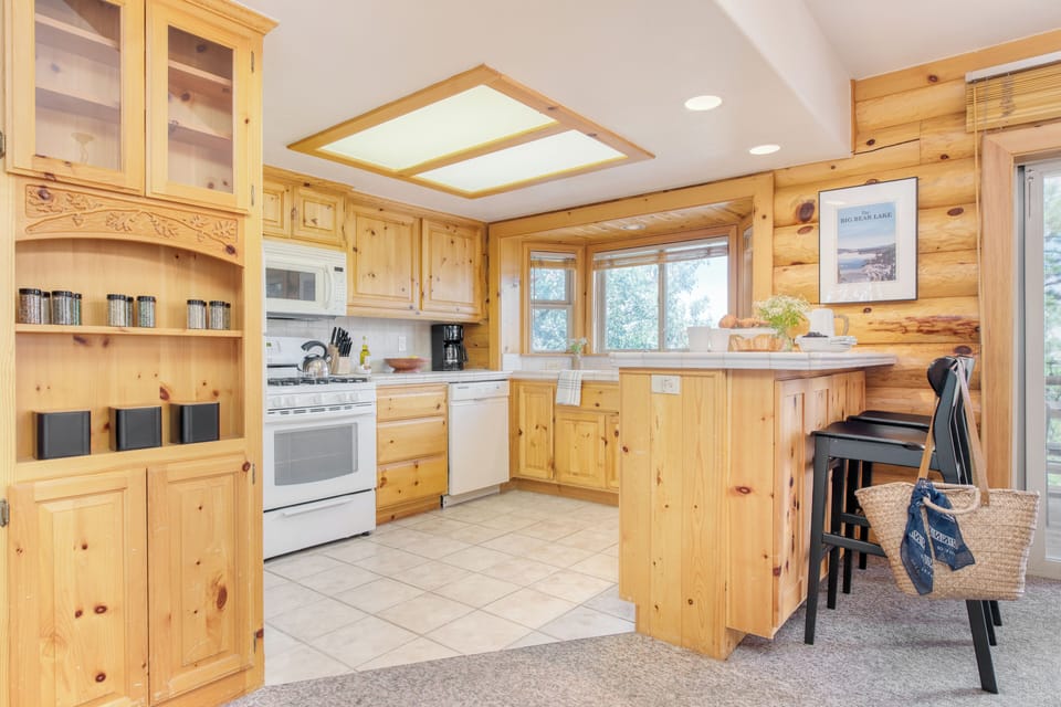 Spacious kitchen is easy to keep stock with a Vons Supermarket five minutes away.