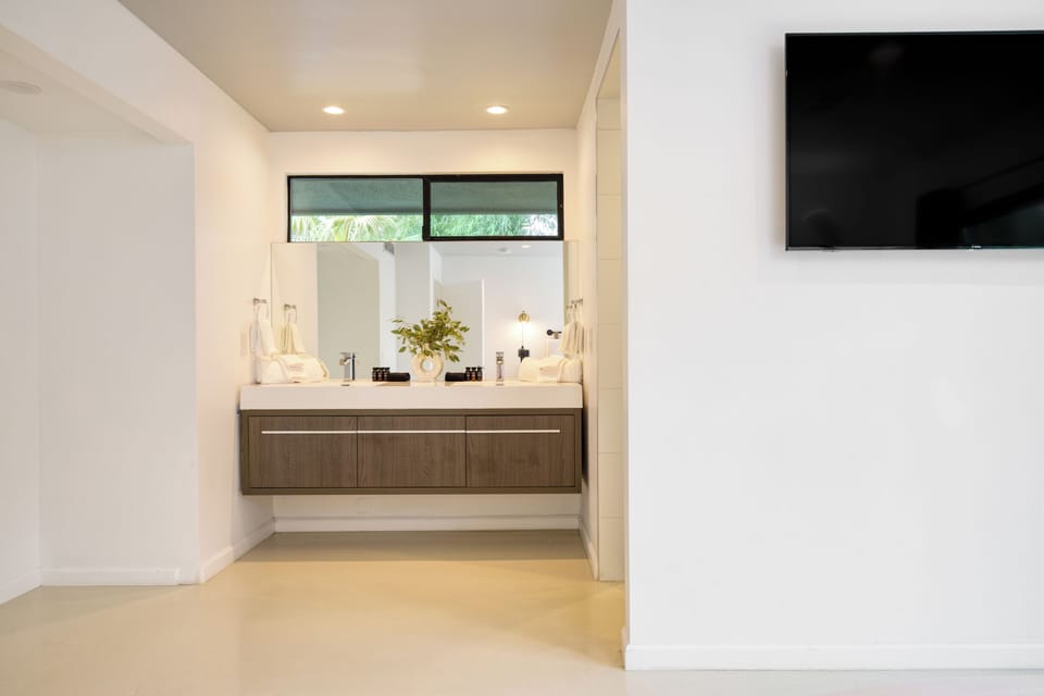 Primary bedroom's ensuite.