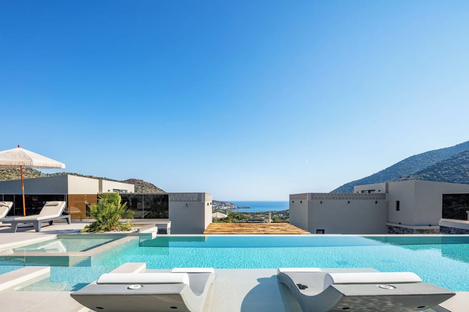 The poolside ambiance is enhanced by 6 sun beds, accompanied by side tables, 2 bean bag chairs, 4 umbrellas, and a refreshing hot water-equipped poolside shower.