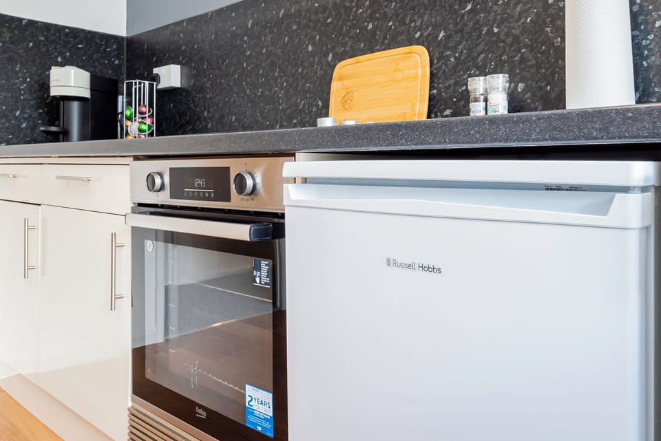 Bake, roast, and broil with precision, while keeping your groceries fresh and drinks cold. 