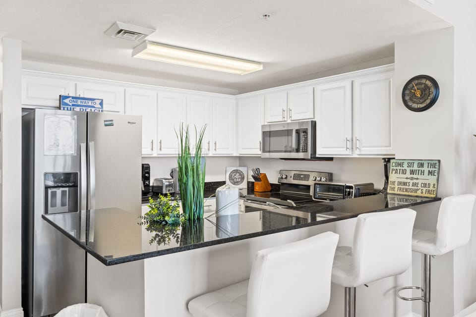 Kitchen with Breakfast Bar