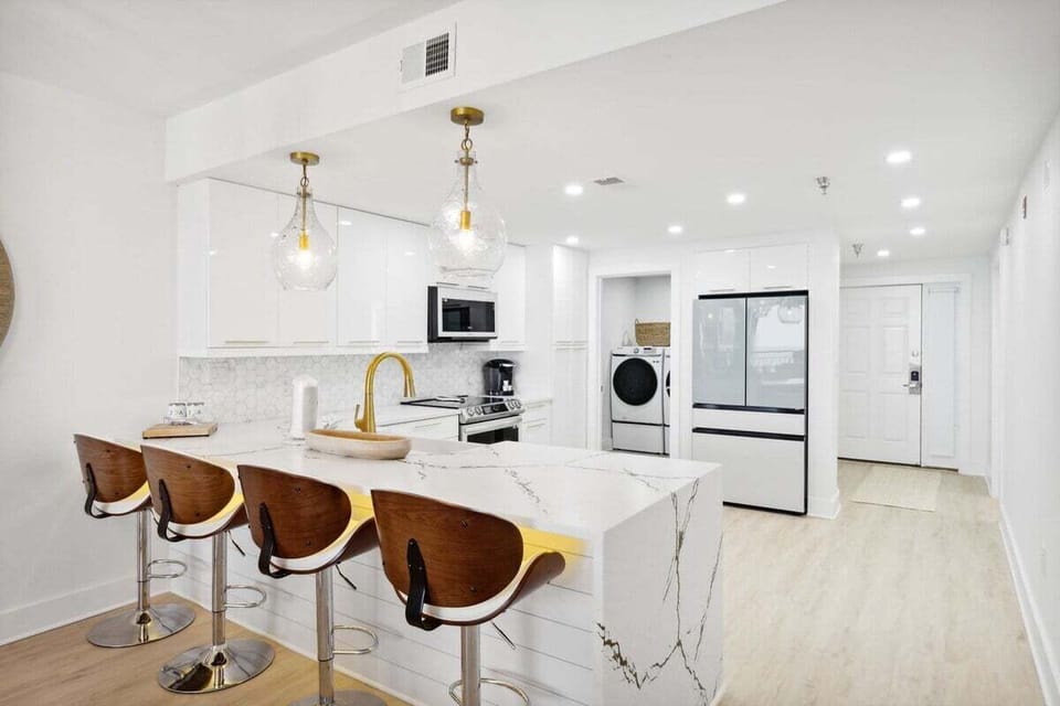 Full kitchen & breakfast bar