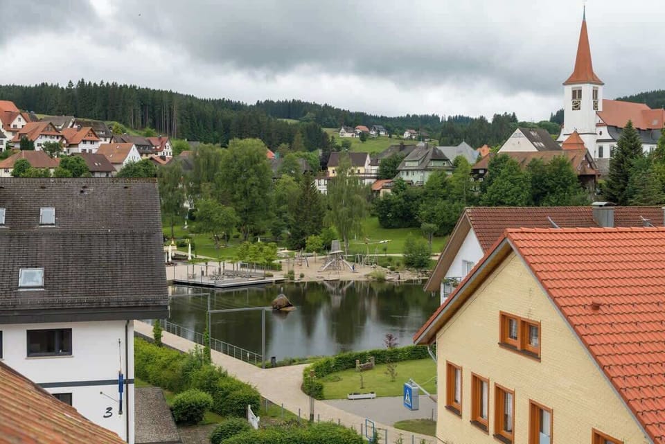 Der malerische Ausblick auf unser geliebtes Bergdorf Schonach. Direkt aus der Wohnung.

Der ganz neue Spielplatz am See ist in 5 Minuten Fußweg erreichbar