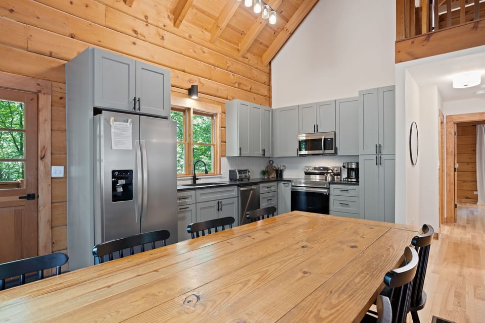 Full Kitchen with extra seating for everyone!