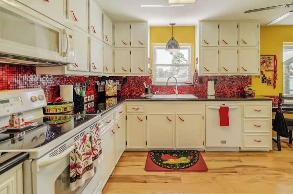 Fully stocked kitchen.Whatcha gonna cook