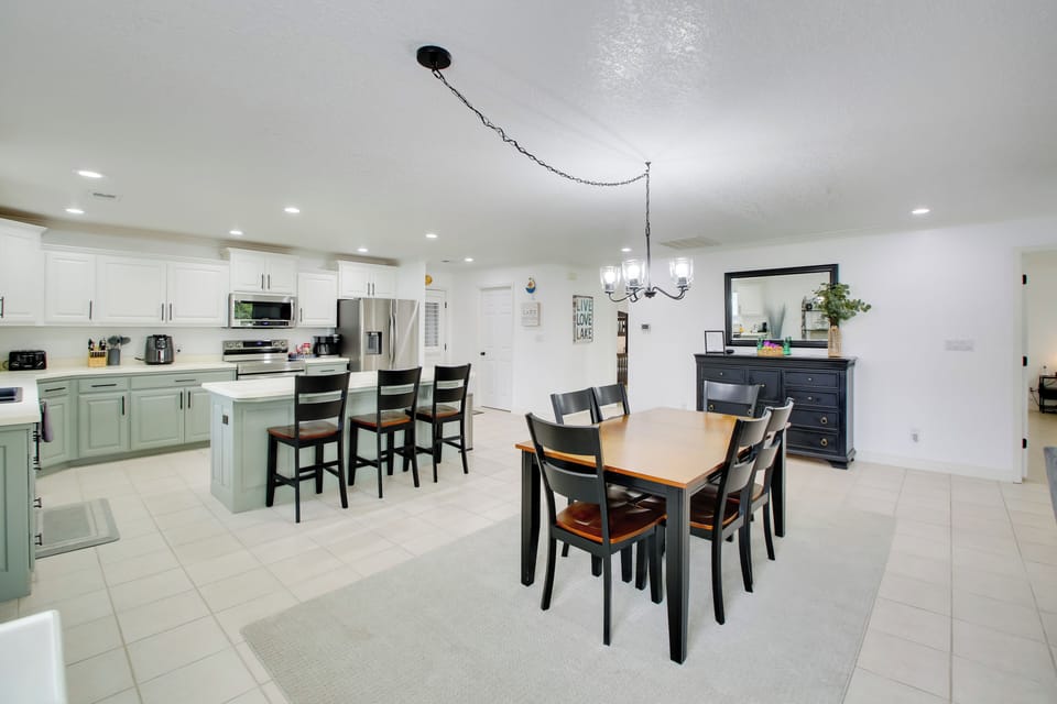 Dining Area | Dishware/Flatware Provided