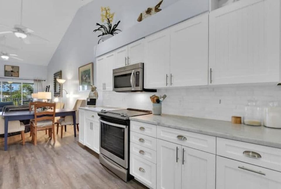 Kitchen w/bar area