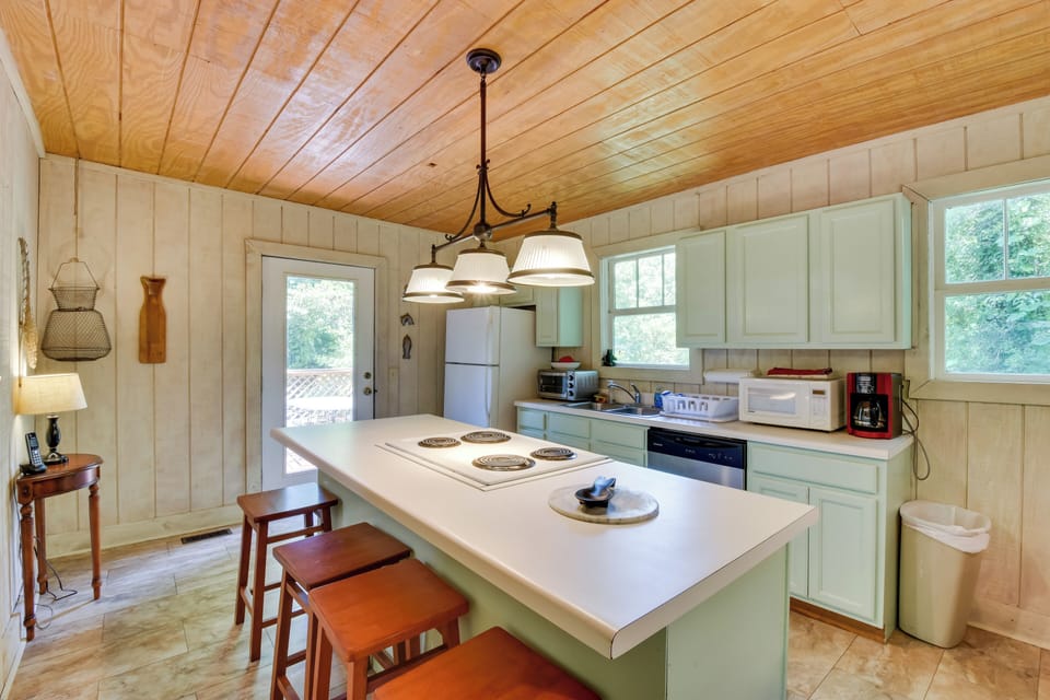 Kitchen | Main Floor | Blender | Toaster Oven | Coffee Pot