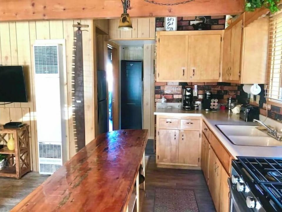 Fully stocked kitchen for cooking. 