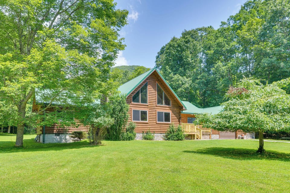 Valley Bend Vacation Rental | 3BR | 2BA | 3,000 Sq Ft | Stairs Required