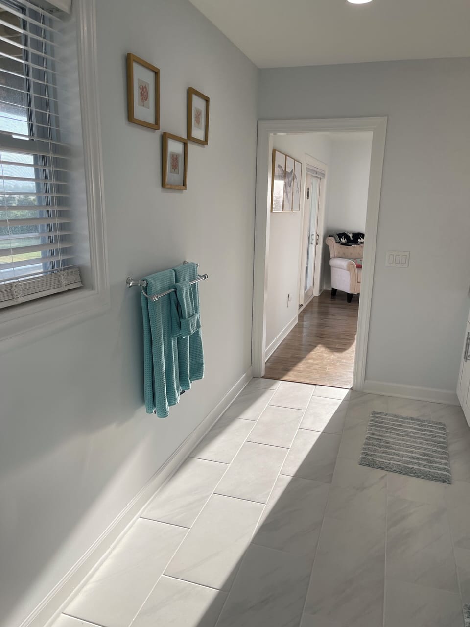 Attached 2nd Floor Full Size En-Suite Bathroom