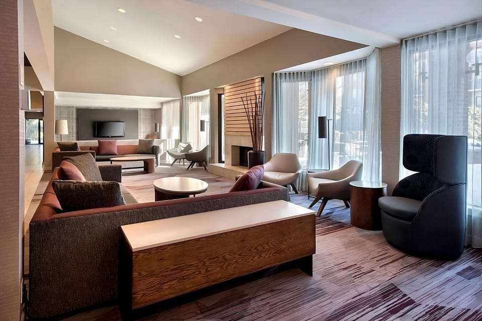 Relax in the airy lounge with plush seating and daylight.