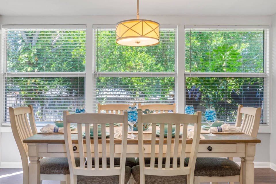 Open Dining Space with Seating for 6