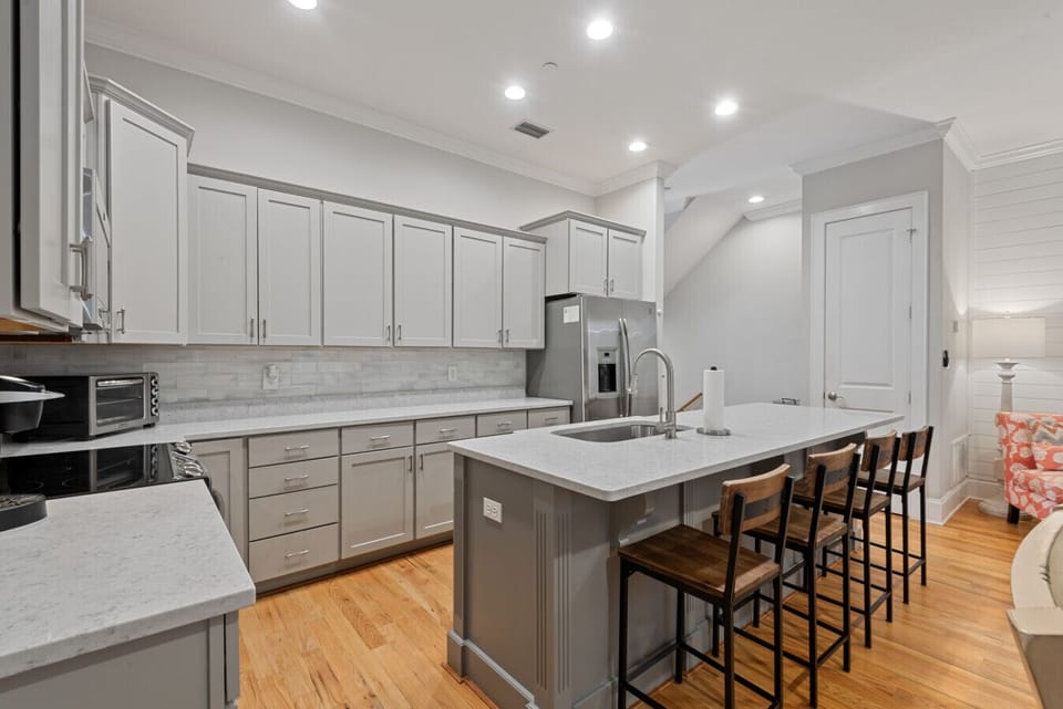 Large Eat-in Kitchen