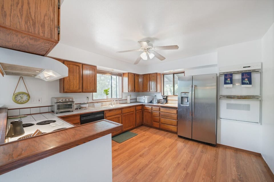 Our kitchen boasts complete amenities for your gourmet adventures. From state-of-the-art appliances to ample counter space, experience the joy of cooking in style