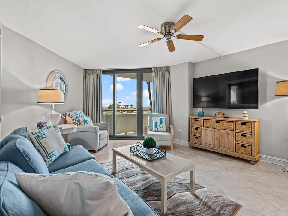 Living Area w Smart TV