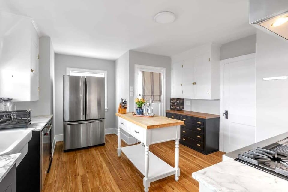 You could prepare a meal here easily