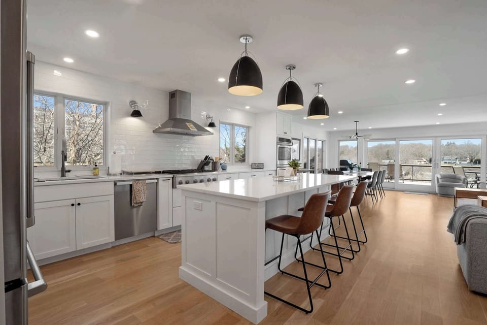 Fully equipped kitchen with island seating