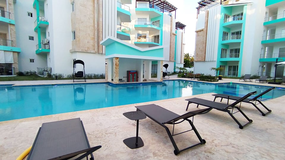 swim up bar open on weekends!