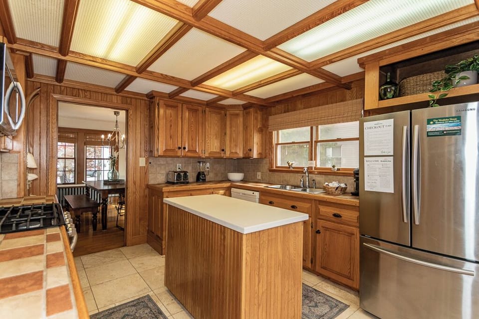 An inviting, fully equipped kitchen