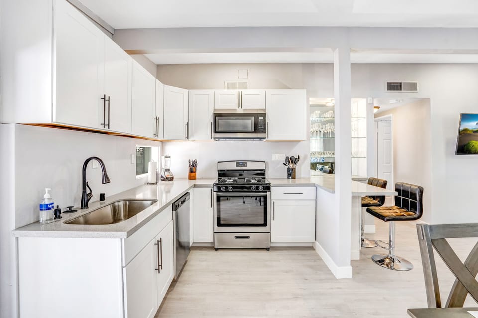 Modern Open Kitchen, Dining with Backyard Views. Fully Stocked, Inviting Island