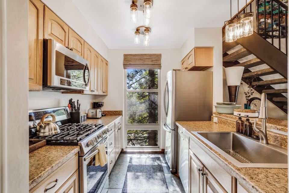 Modern full kitchen.