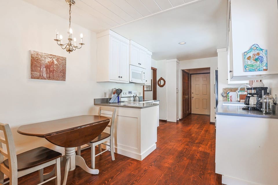Kitchen & Breakfast Nook