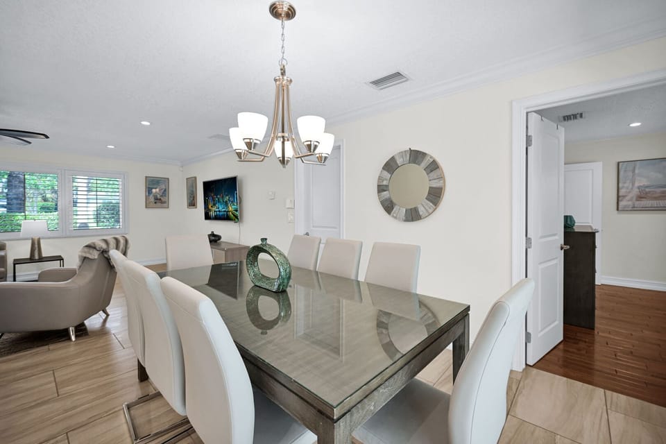 Dining table
Seats 8