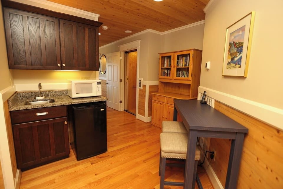 Kitchenette & Mid Level Elevator 2021