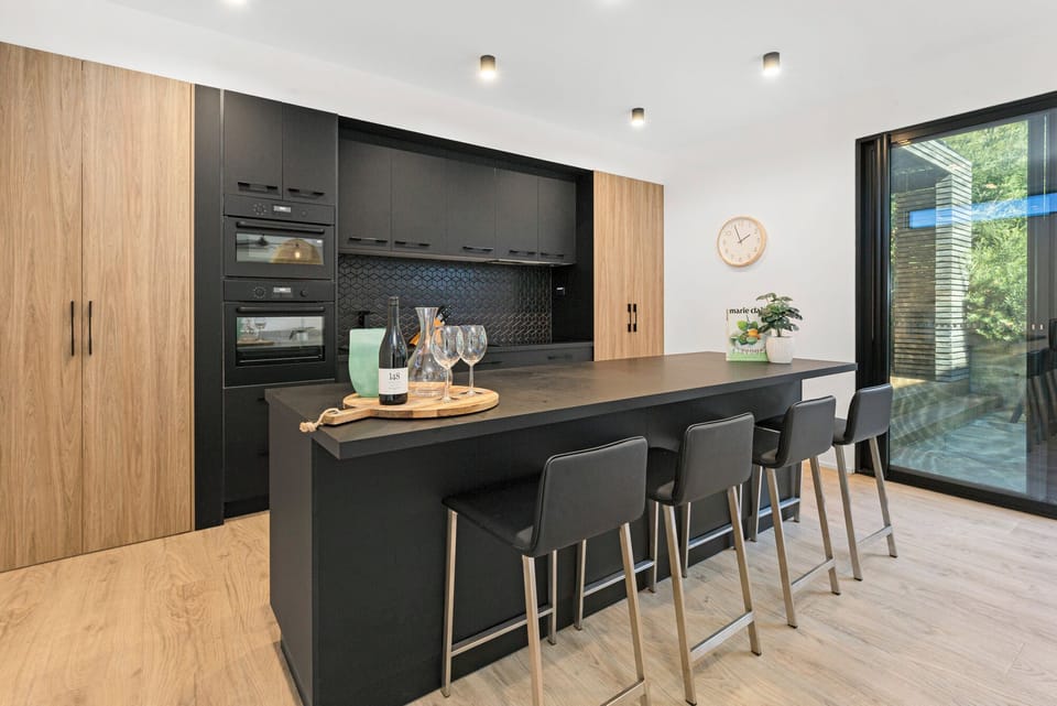 Kitchen (Butlers pantry & laundry behind kitchen)
