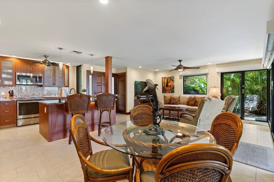 Dining has seating for 4 and 2 bar top