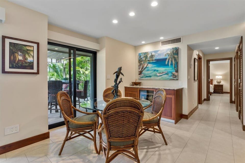 dining room has lanai access