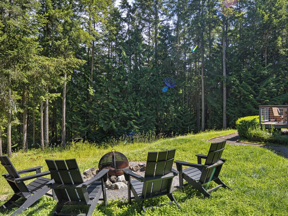 Enjoy the firepit in the off season (not available May-September due to county burn ban)