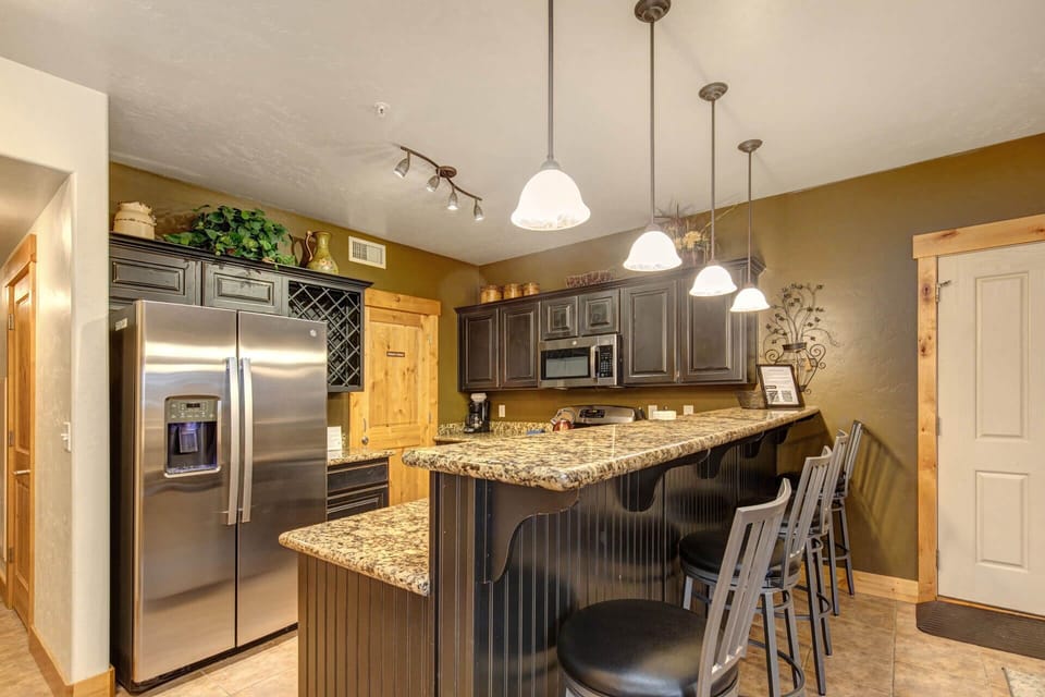 Vacation Rentals in Park City at Bear Hollow Lodges 4201: Fully-equipped kitchen with stainless steel appliances