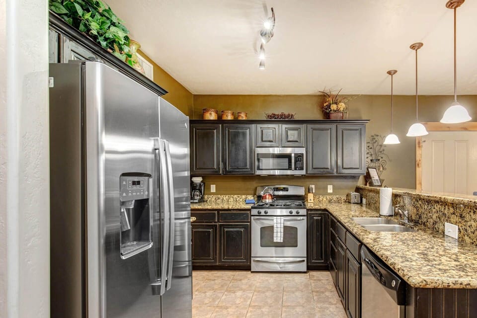 Bear Hollow Lodges 4201: Fully-equipped kitchen with stainless steel appliances
